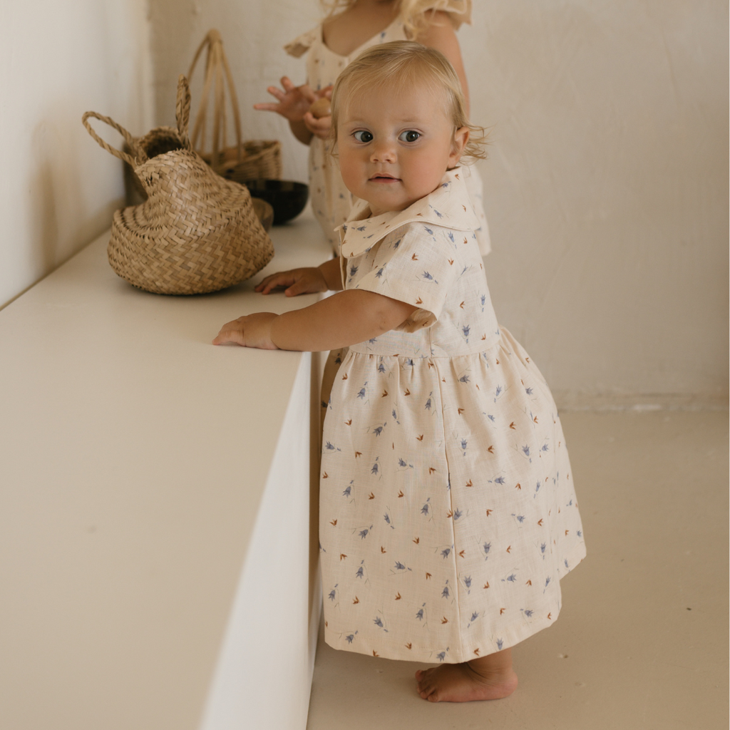 Toddler dress in cotton and linen blend with short sleeves and classic collar
